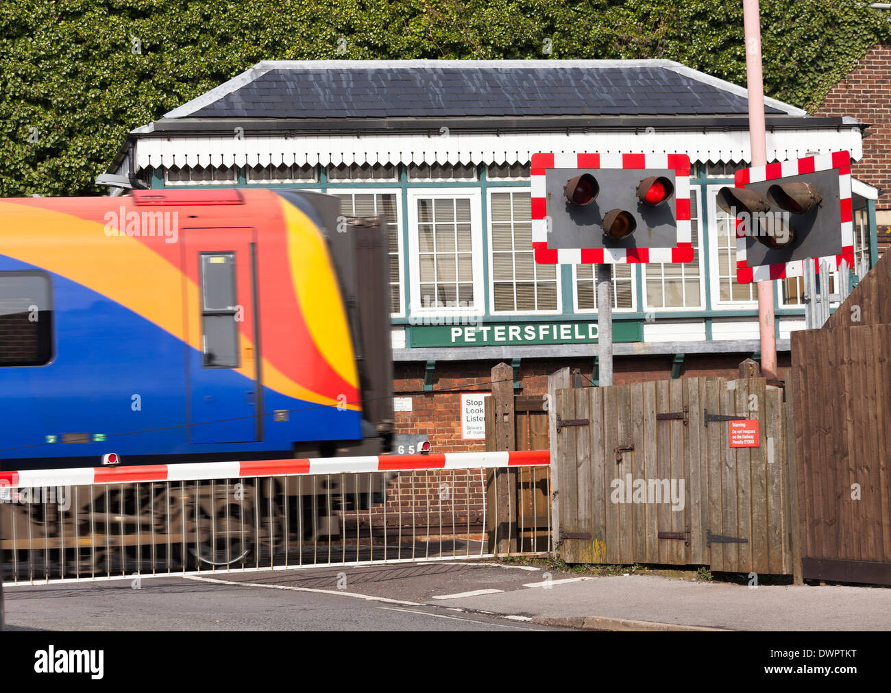 Tren pasa Petersfield 1880 Tipo 3 Caja de señal con nivel de tipo de barrera completa de cruce. Foto de stock