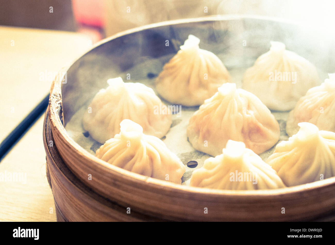 Albóndigas o chino xiao long bao en bandeja de bambú, famosa comida en Shanghai, China. Foto de stock