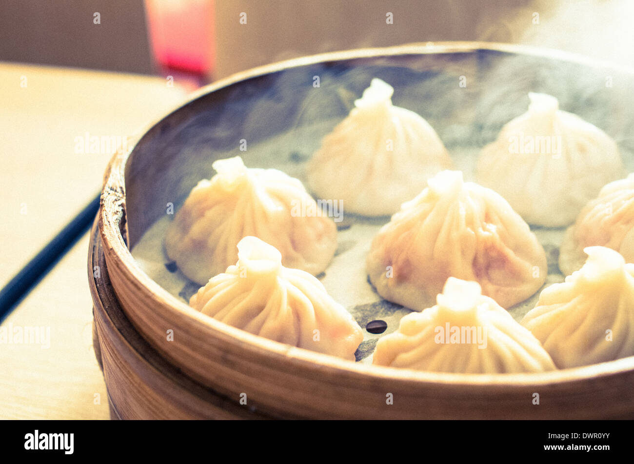 Albóndigas o chino xiao long bao en bandeja de bambú, famosa comida en Shanghai, China. Foto de stock