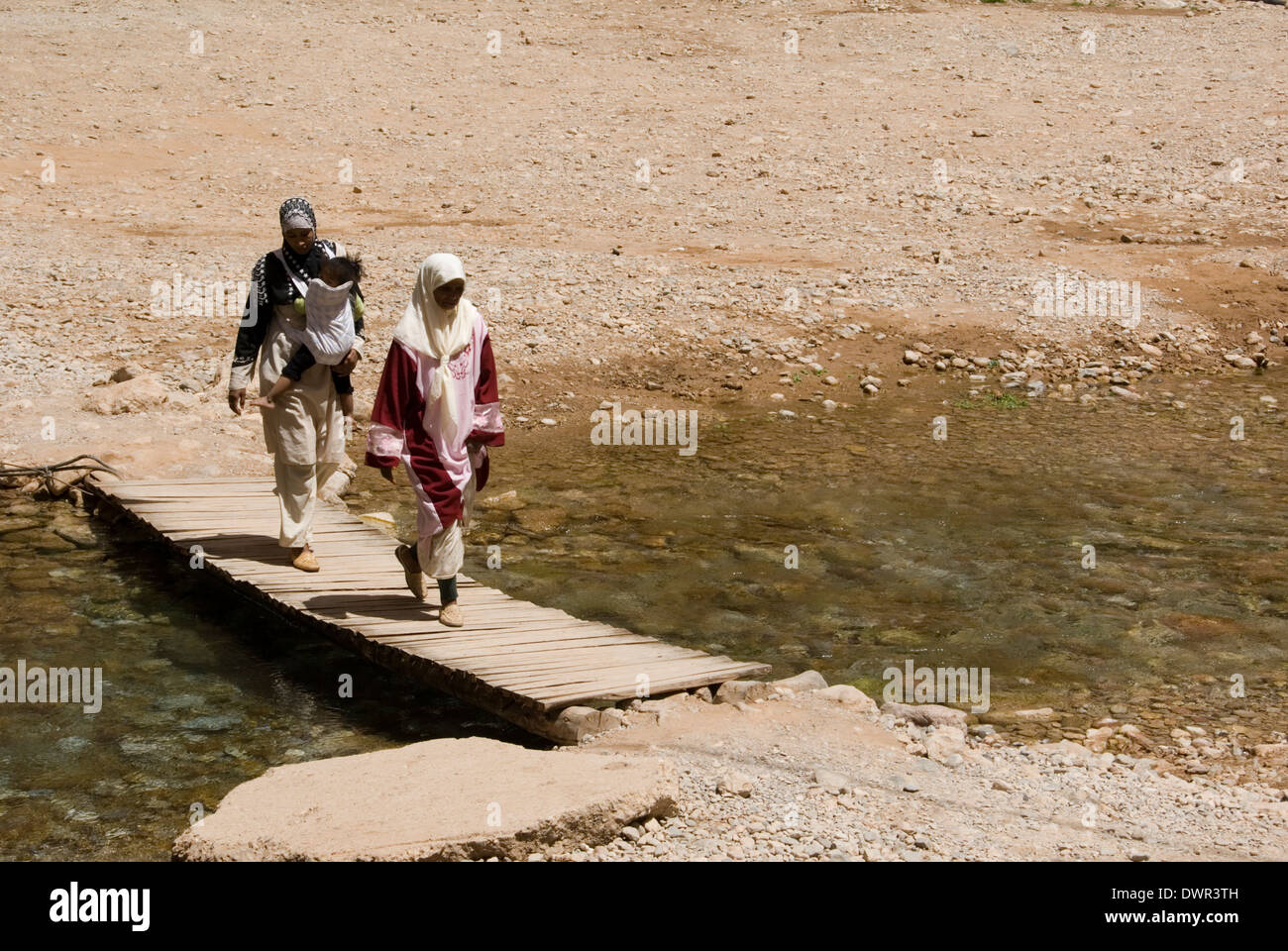 Marruecos; cruzar el río en gargantas de Todra NR. TINGHIR Foto de stock