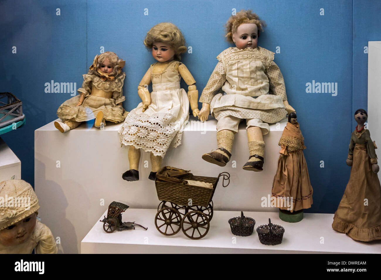 En detalle Shipley Escultura Vintage juguetes como muñecas chica de antigüedades de finales del siglo XIX  principios del siglo XX en la Casa de Alijn, museo de Gante, Bélgica  Fotografía de stock - Alamy