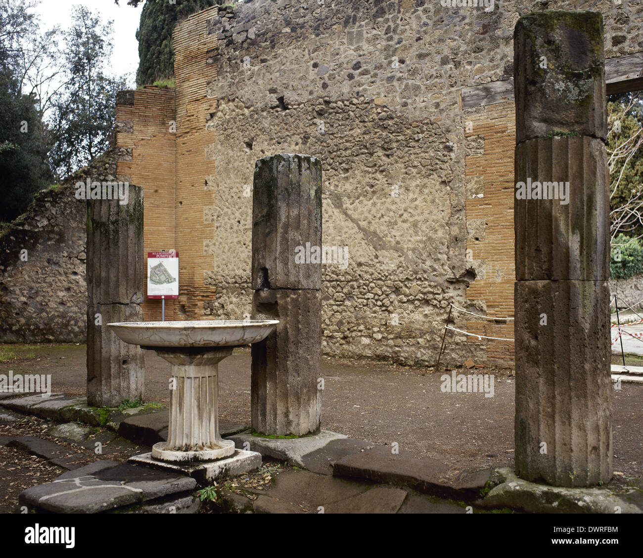 Italia. Pompeya. Foro triangular. Columnas acanaladas dentro del cuadrado, de estilo Dórico. Foto de stock