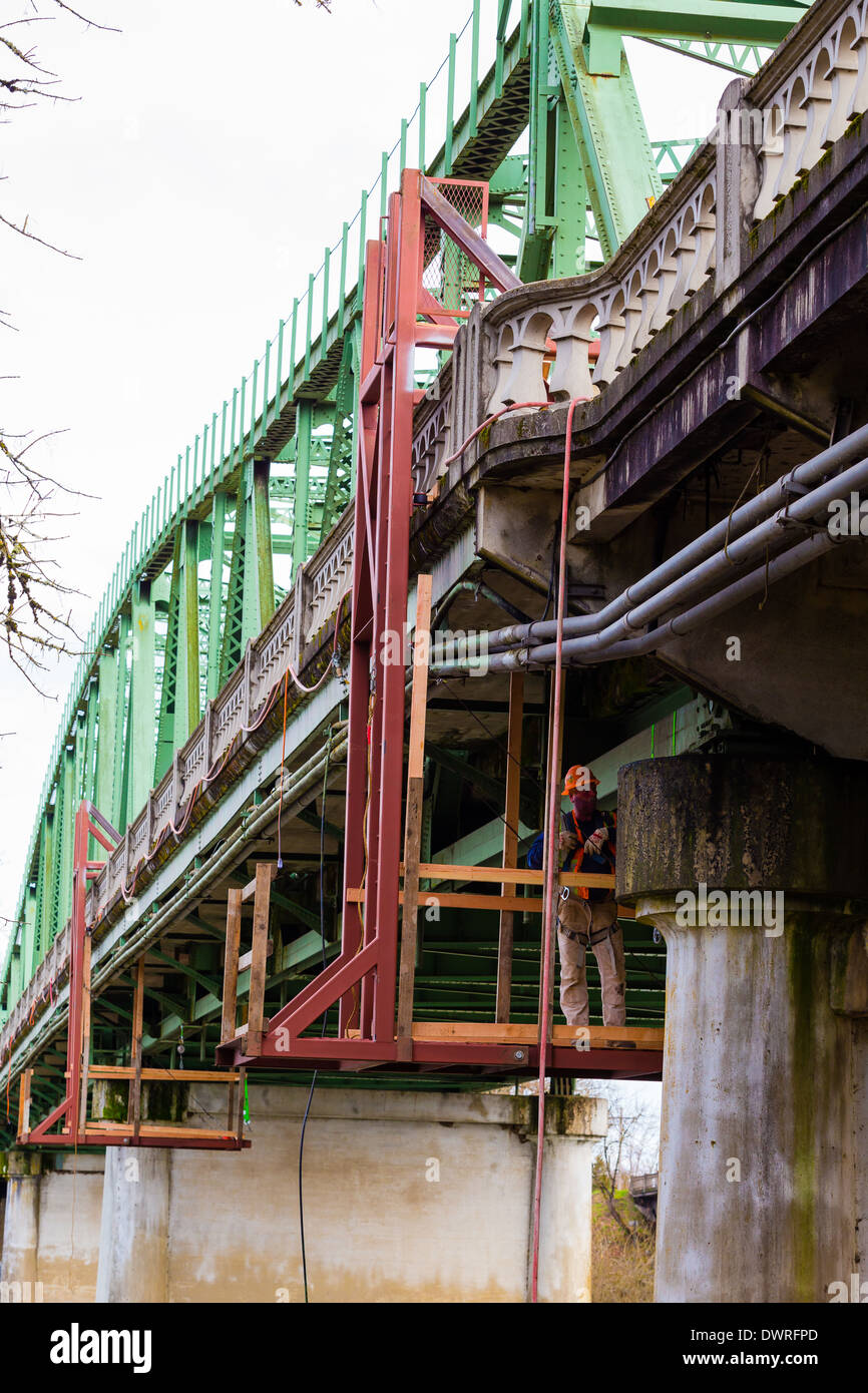 Eugene, Oregon, USA - marzo 4, 2014: puente glenwood inspección y reparaciones realizadas por un trabajador de la construcción de andamios ONU Foto de stock