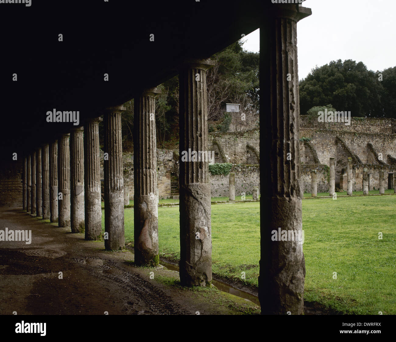 Italia. Pompeya. Quadriporticus. Colonnade. Foto de stock