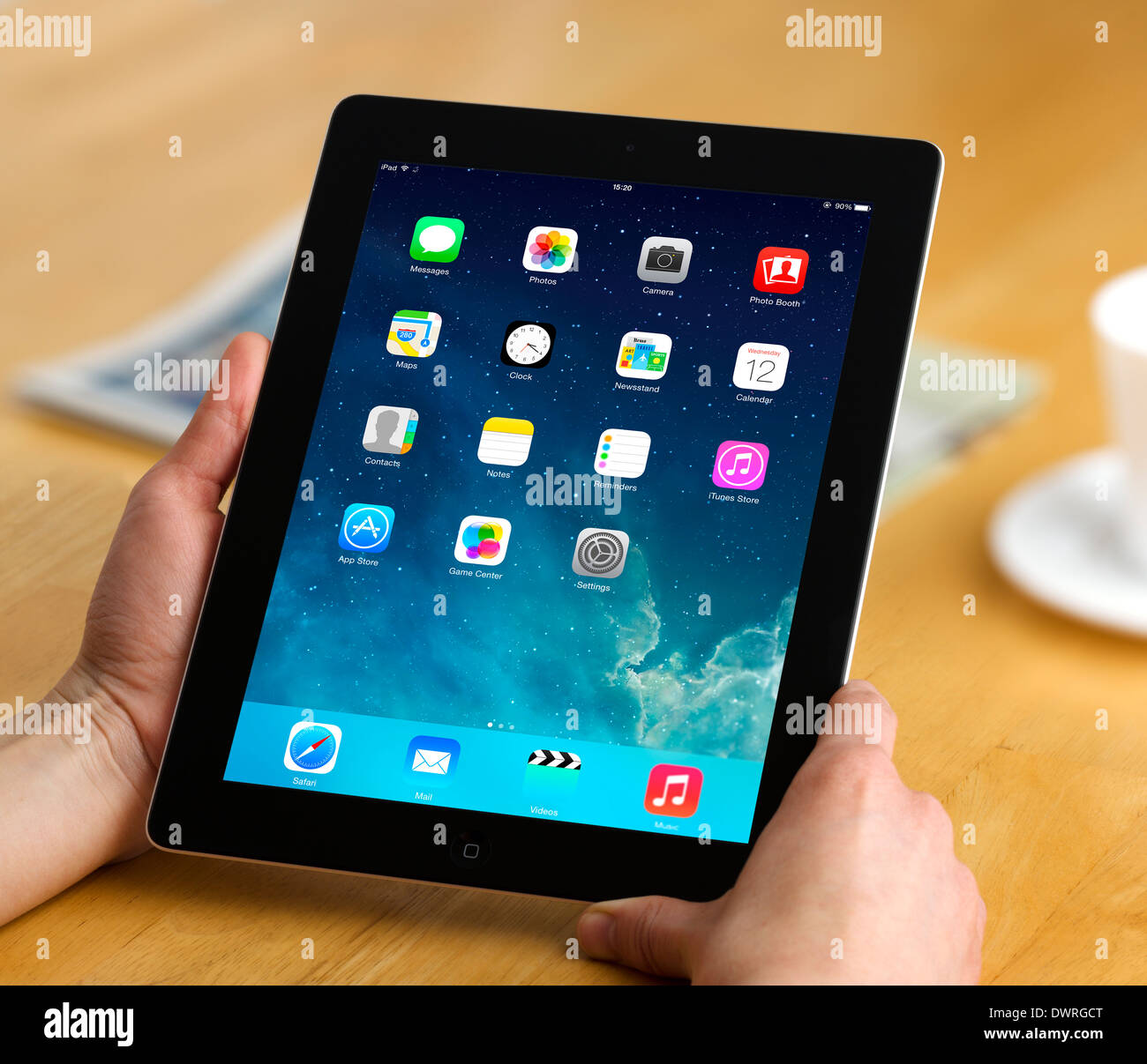 IOS 7.1 pantalla de inicio en un Apple iPad 4ª generación retina display tablet pc Foto de stock