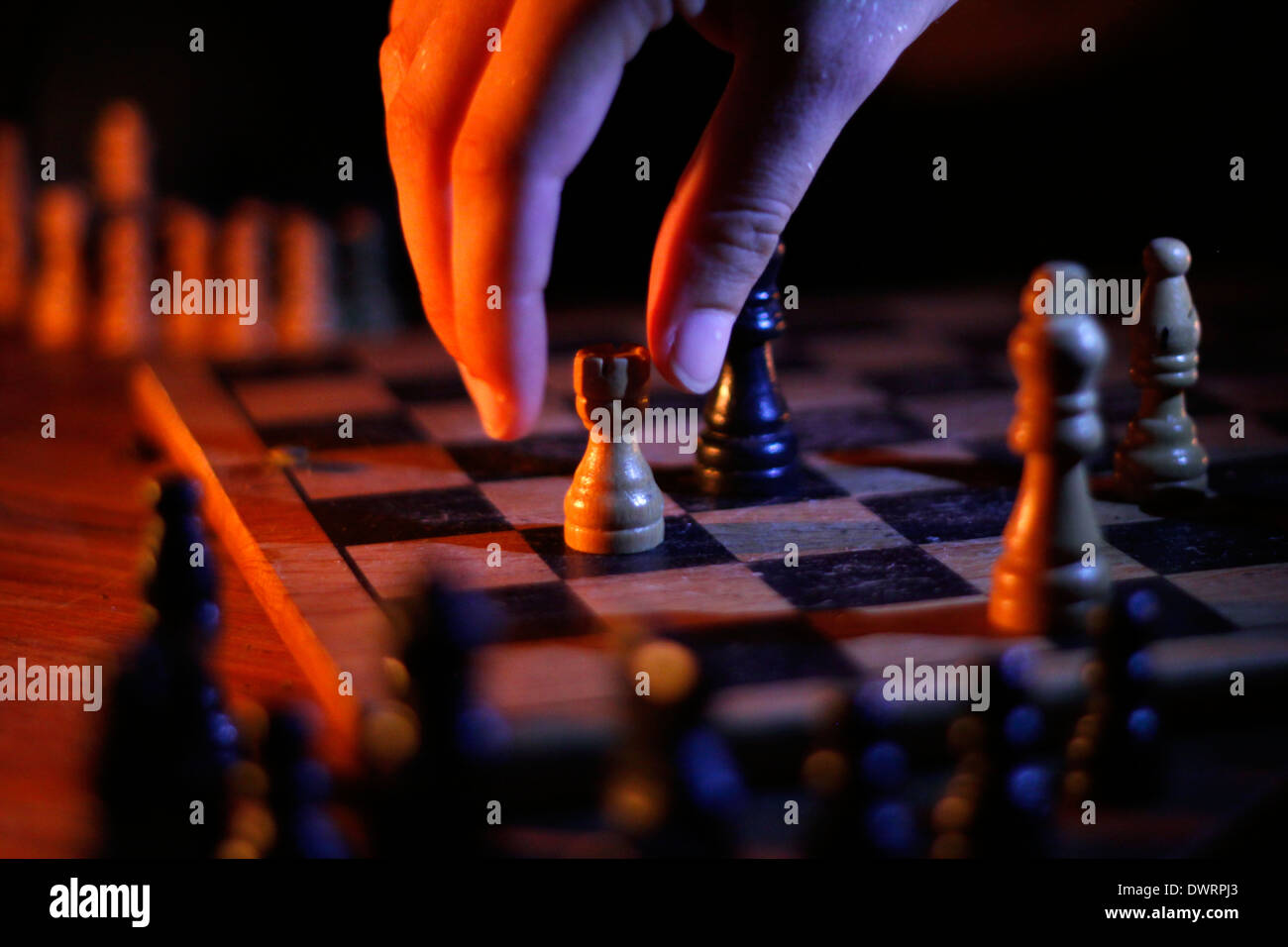 Jugar al ajedrez por la noche con sus amigos en Mozambique Fotografía de  stock - Alamy
