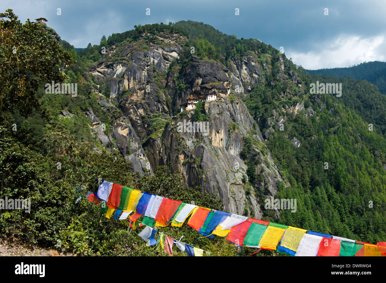 Cliff con el Tiger's Nest Monasterio, Monasterio de Taktsang Palphug Taktsang, Paro, Bhután Foto de stock