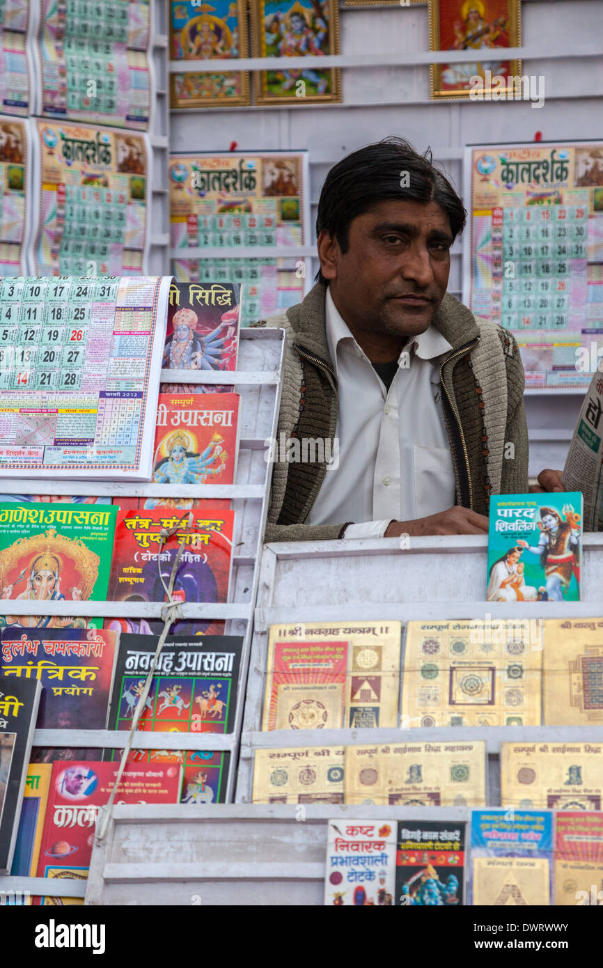 Jaipur, Rajasthan, India. Propietario de una tienda de venta de literatura religiosa hindú. Foto de stock