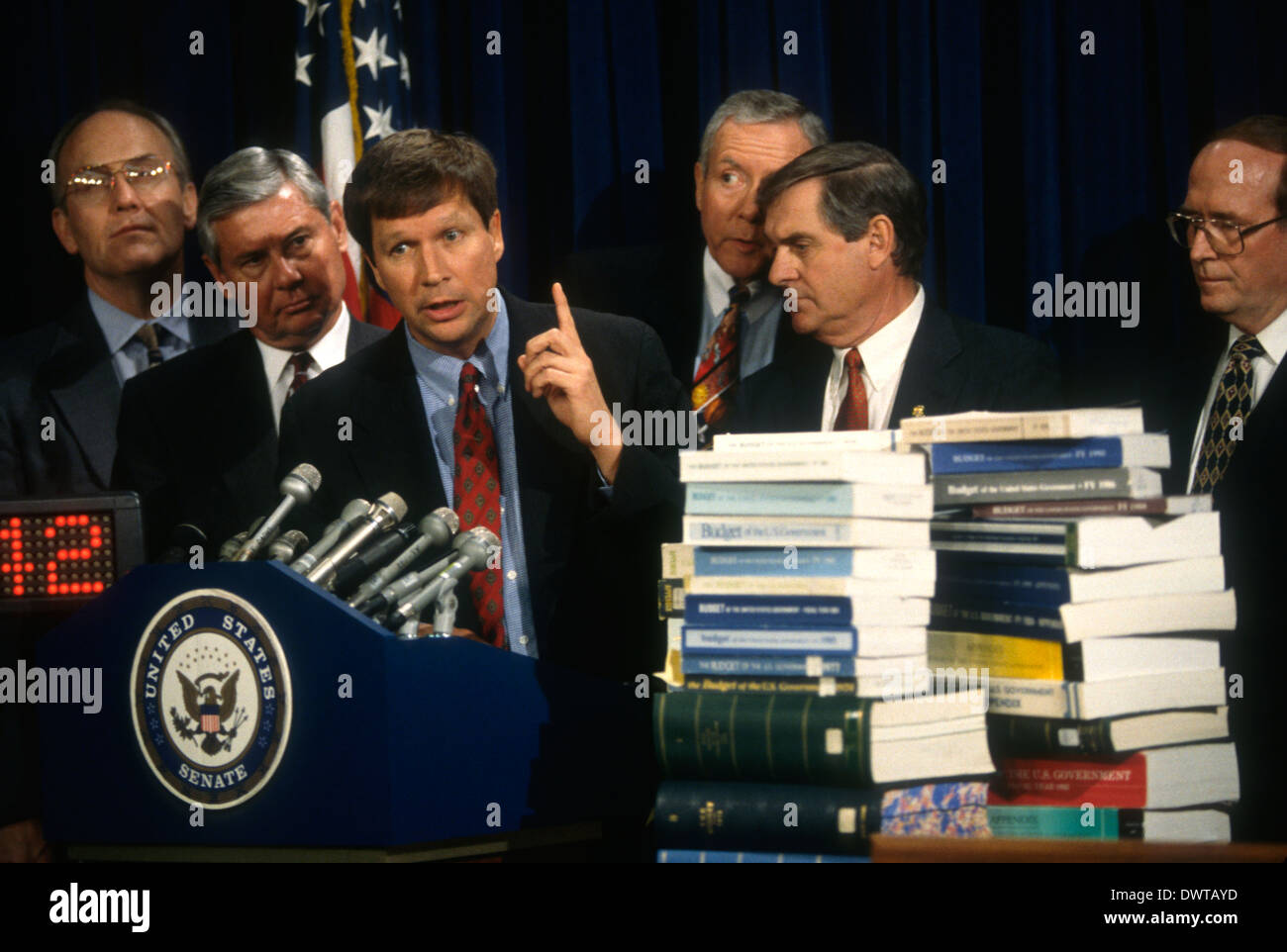 Nosotros Rep. John Kasich con un grupo de parlamentarios en apoyo de un presupuesto equilibrado, la enmienda 5 de febrero de 1997 en Washington, DC. Los senadores Bob Graham, Orrin Hatch y Larry Craig mirar. Foto de stock