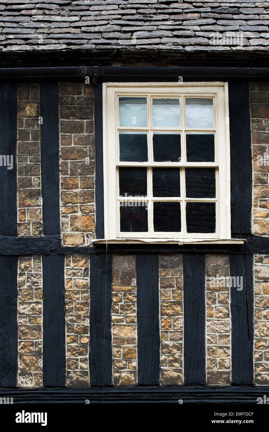 Antigua casa de entramado de madera de roble con ventana de guillotina de madera. Fairford, Gloucestershire, Inglaterra Foto de stock