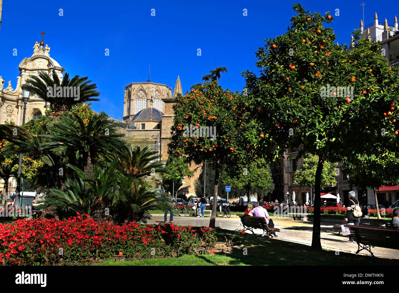 Una vista general del pueblo y relajante que va sobre su día en la Plaza de la Reina, Valencia, España Foto de stock