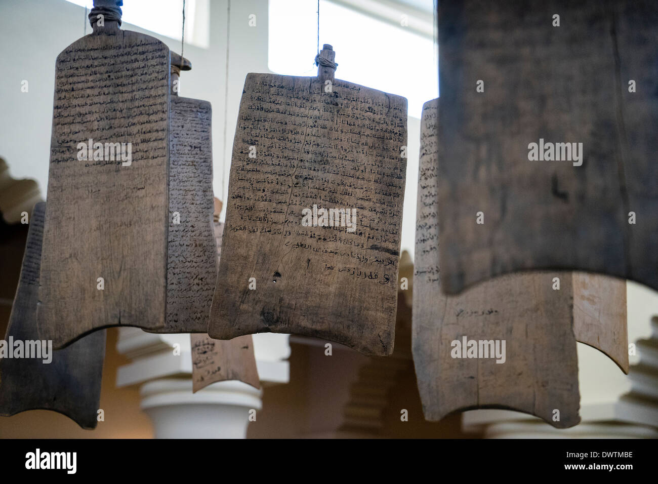 Versículos del Corán en madera en el Museo de caligrafía de Sharjah, Oriente Medio Emiratos Arabes Unidos Foto de stock