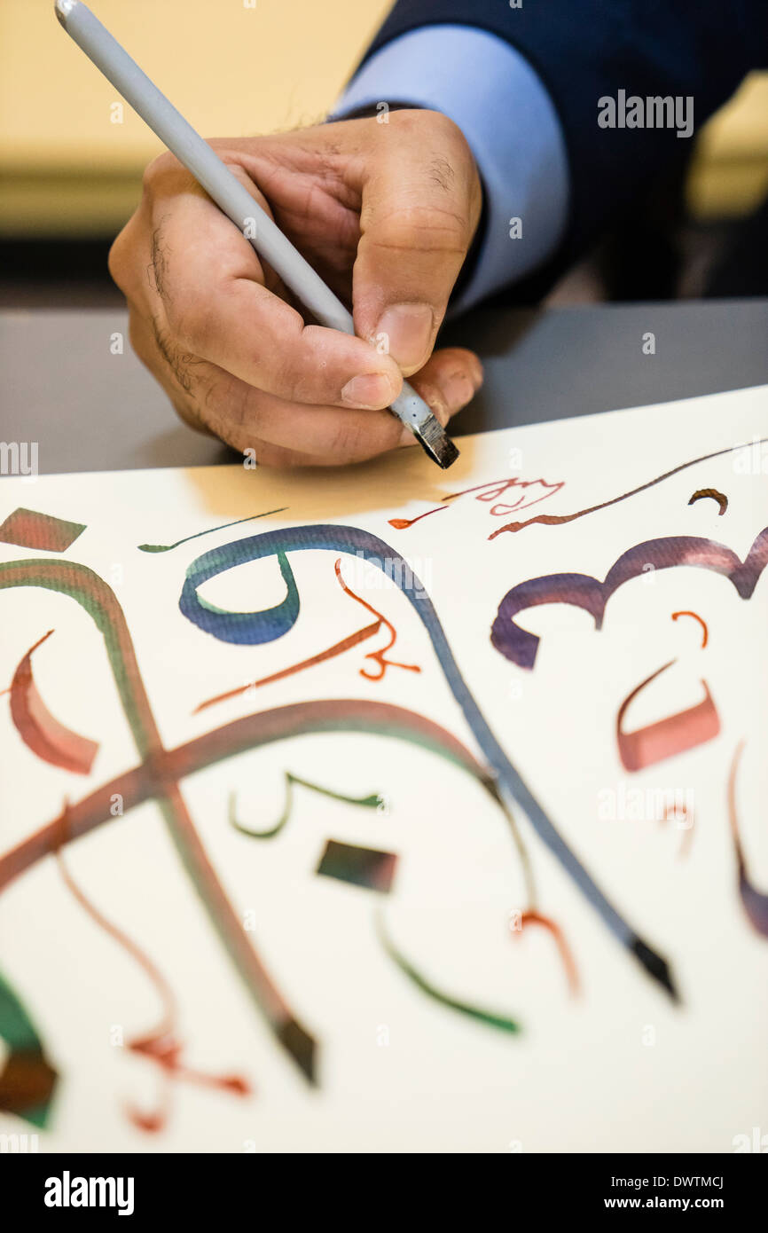 Calligrapher con tinta en el Museo de caligrafía de Sharjah, Oriente Medio Emiratos Arabes Unidos Foto de stock