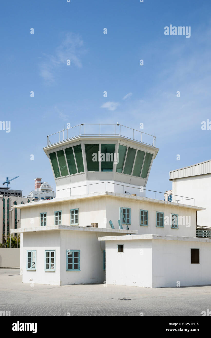 Antigua torre de control al Mahatta Museum, el antiguo aeropuerto conservados en Sharjah, Emiratos Árabes Unidos Foto de stock