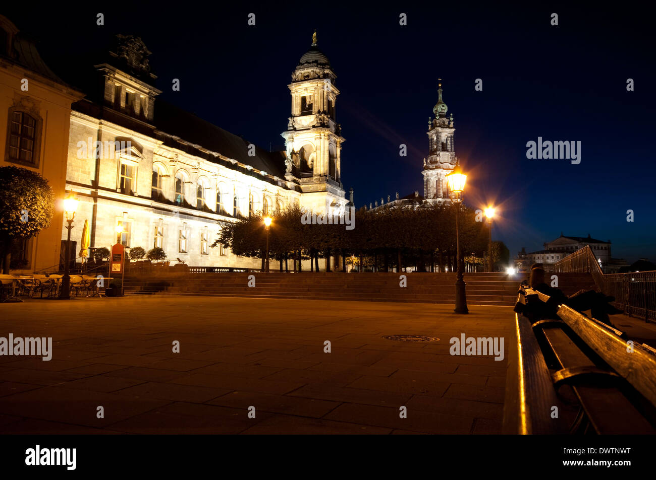 Alemania, en el Estado federado de Sajonia, Dresden, Bruehls terraza y a la Casa de las Haciendas, el domicilio del Tribunal Regional Superior Foto de stock