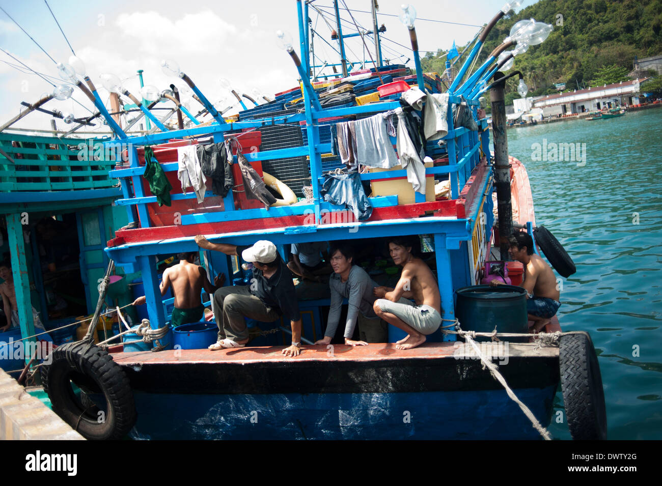 La isla de Phu Quoc. 13 Mar, 2014. Los pescadores vietnamitas que se han unido en la búsqueda de los desaparecidos vuelo Malasia MH370 descanso en un puerto en la isla de Phu Quoc el 13 de marzo de 2014. Crédito: Lui Siu Wai/Xinhua/Alamy Live News Foto de stock