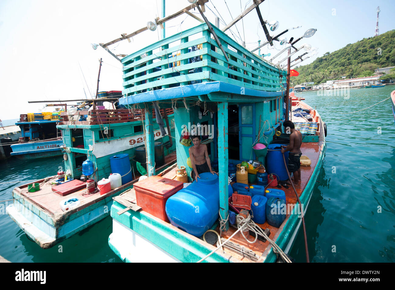 La isla de Phu Quoc. 13 Mar, 2014. Los pescadores vietnamitas que se han unido en la búsqueda de los desaparecidos vuelo Malasia MH370 descanso en un puerto en la isla de Phu Quoc el 13 de marzo de 2014. Crédito: Lui Siu Wai/Xinhua/Alamy Live News Foto de stock