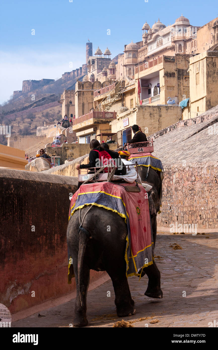 Ámbar (o Amer) Palacio, cerca de Jaipur, India. Los turistas montando elefantes a la Puerta del Sol (Suraj poste), entrada al patio principal. Foto de stock