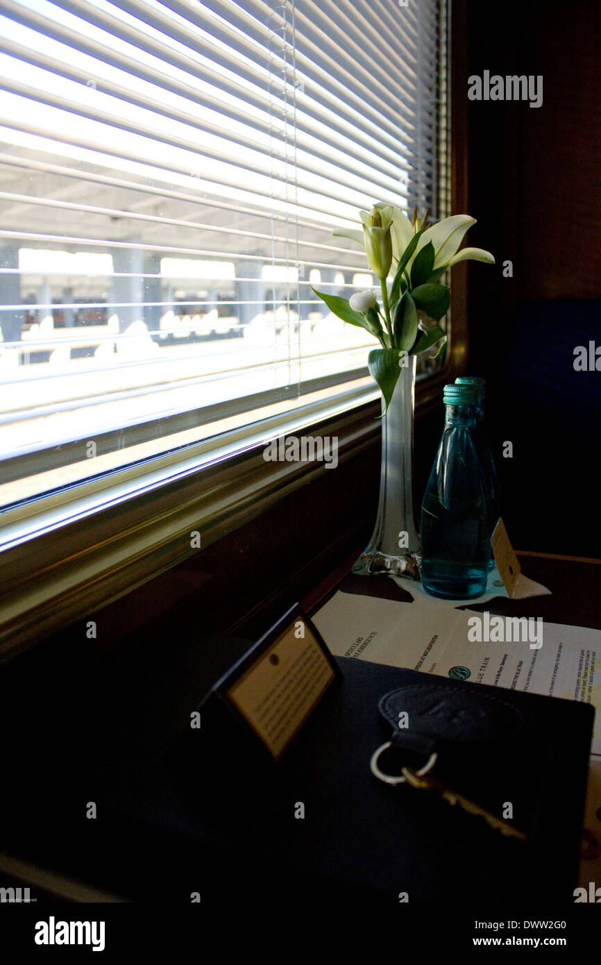 Las imágenes del interior de la suite deluxe suite a bordo del tren azul que lo convierte en uno de los viajes más espectaculares en el Foto de stock