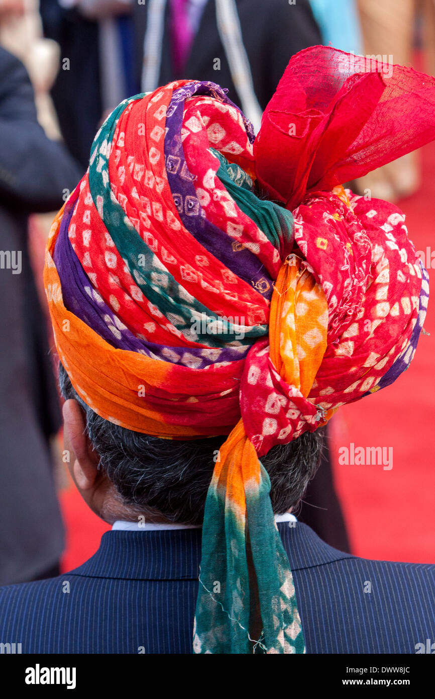 Jaipur, Rajasthan, India. Caballero en el Oeste con traje tradicional Rajasthani turbante. Foto de stock
