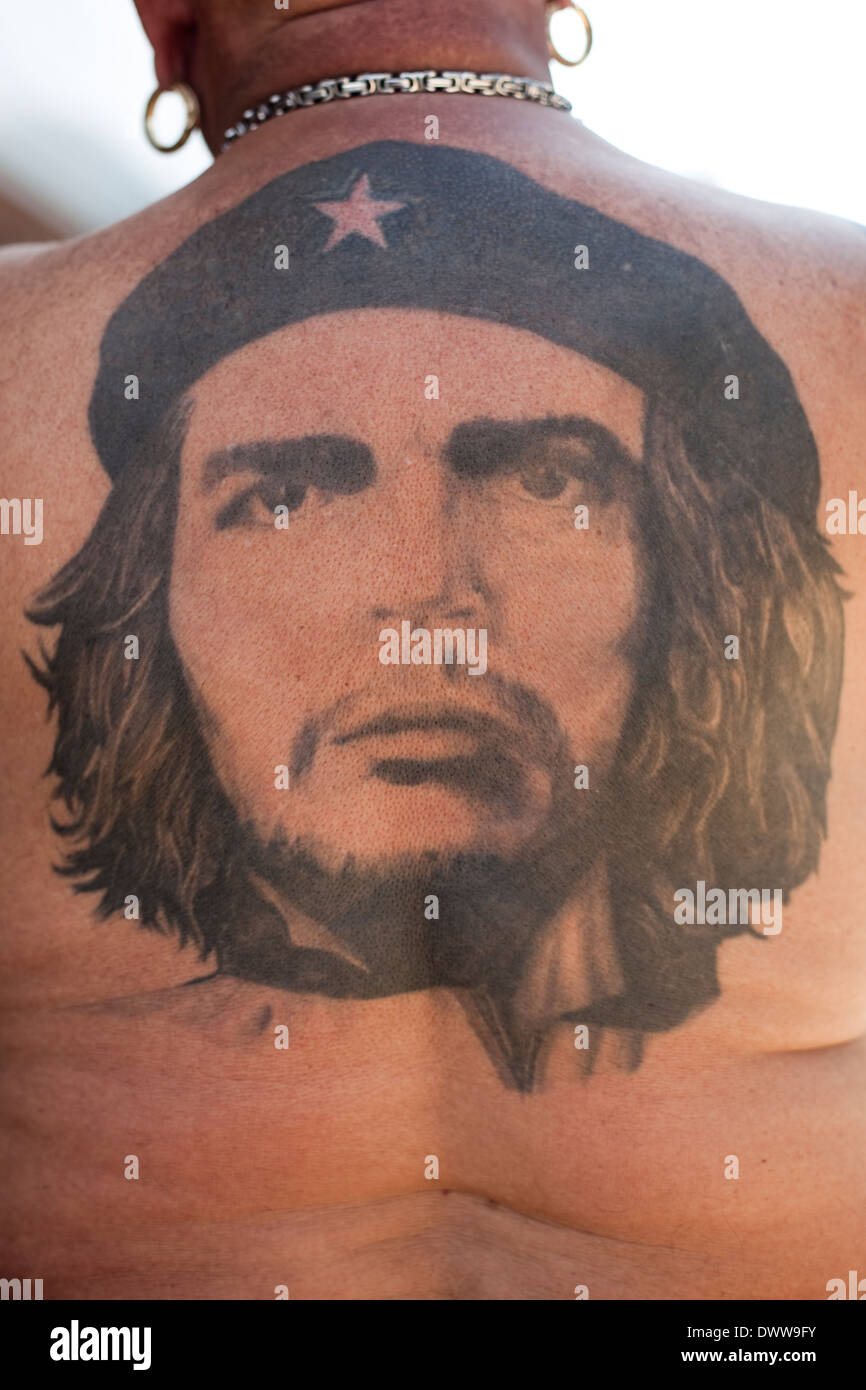 Tatuaje del Che Guevara en un mans volver Fotografía de stock - Alamy