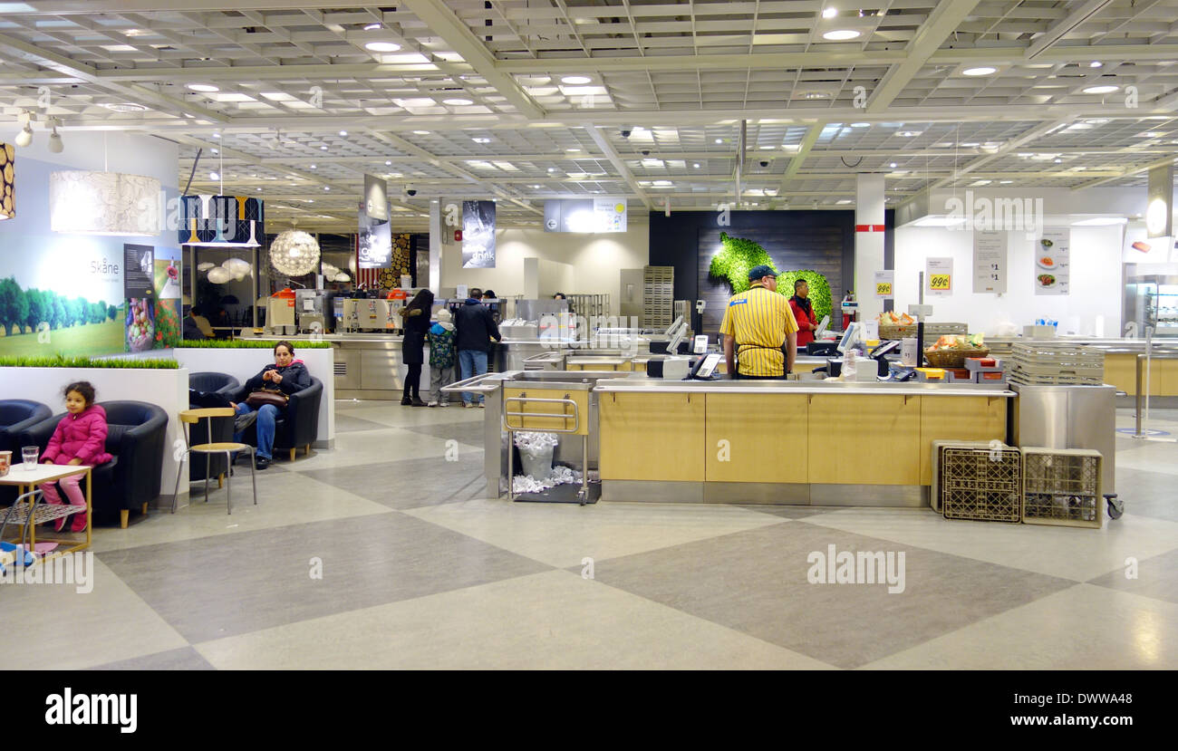 La zona del restaurante IKEA en una tienda en Toronto, Canadá