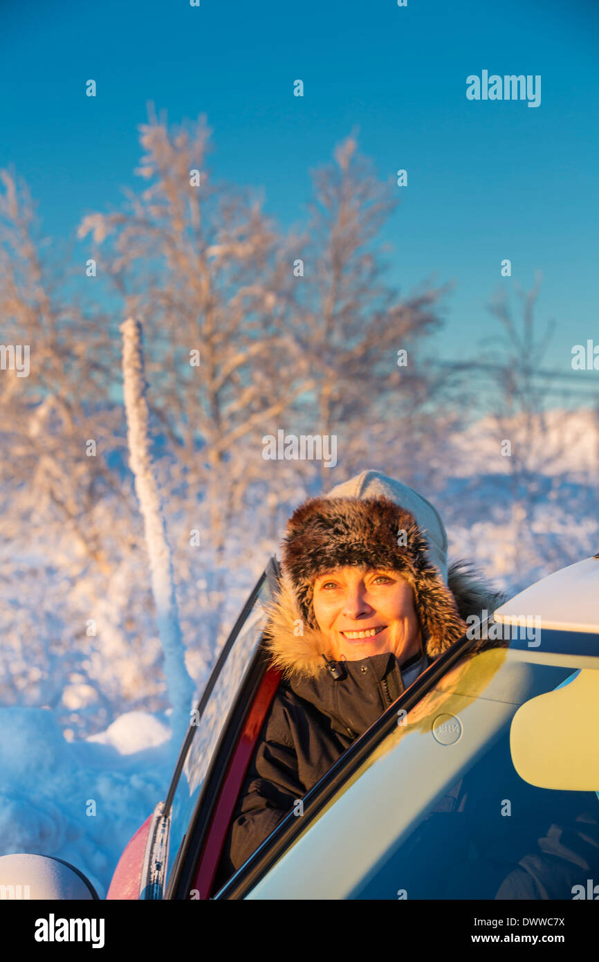 Mujeres teniendo en vista del paisaje helado. Temperaturas extremas de frío. Laponia, Suecia Foto de stock