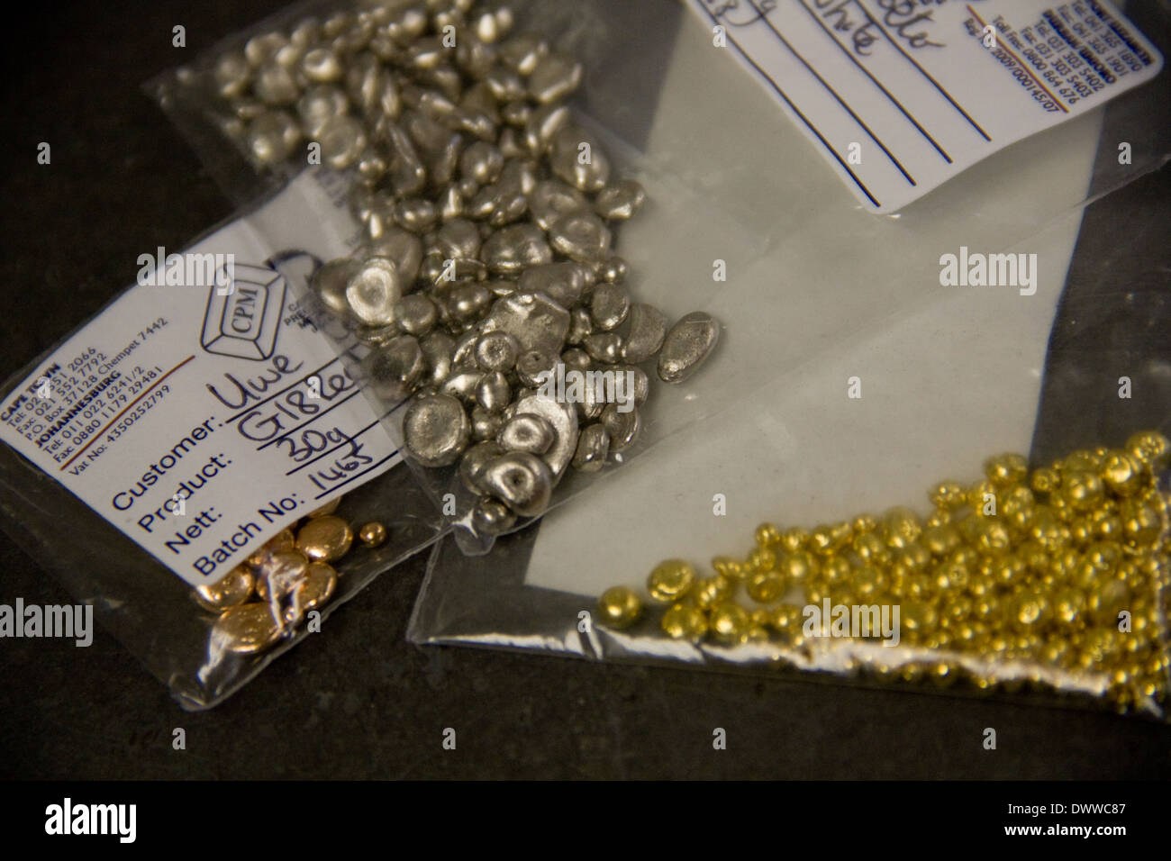 Blanco, rojo y amarillo oro son creados por la mezcla de ciertas aleaciones de metales como el níquel y el cobre para crear el color. Foto de stock