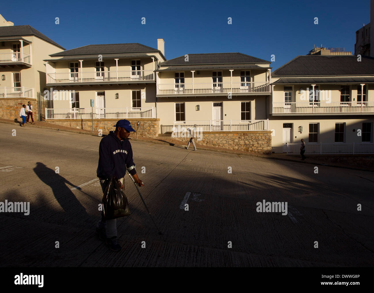 Un hombre camina hasta una colina en Port Elizabeth, Sudáfrica, 23 de febrero de 2014. © Rogan Ward 2014 Foto de stock