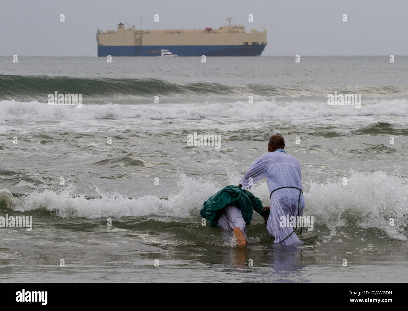 Un hombre es bautizado en el Océano Índico en la playa de Durban, 28 de marzo de 2010. © Rogan Ward 2010 Foto de stock