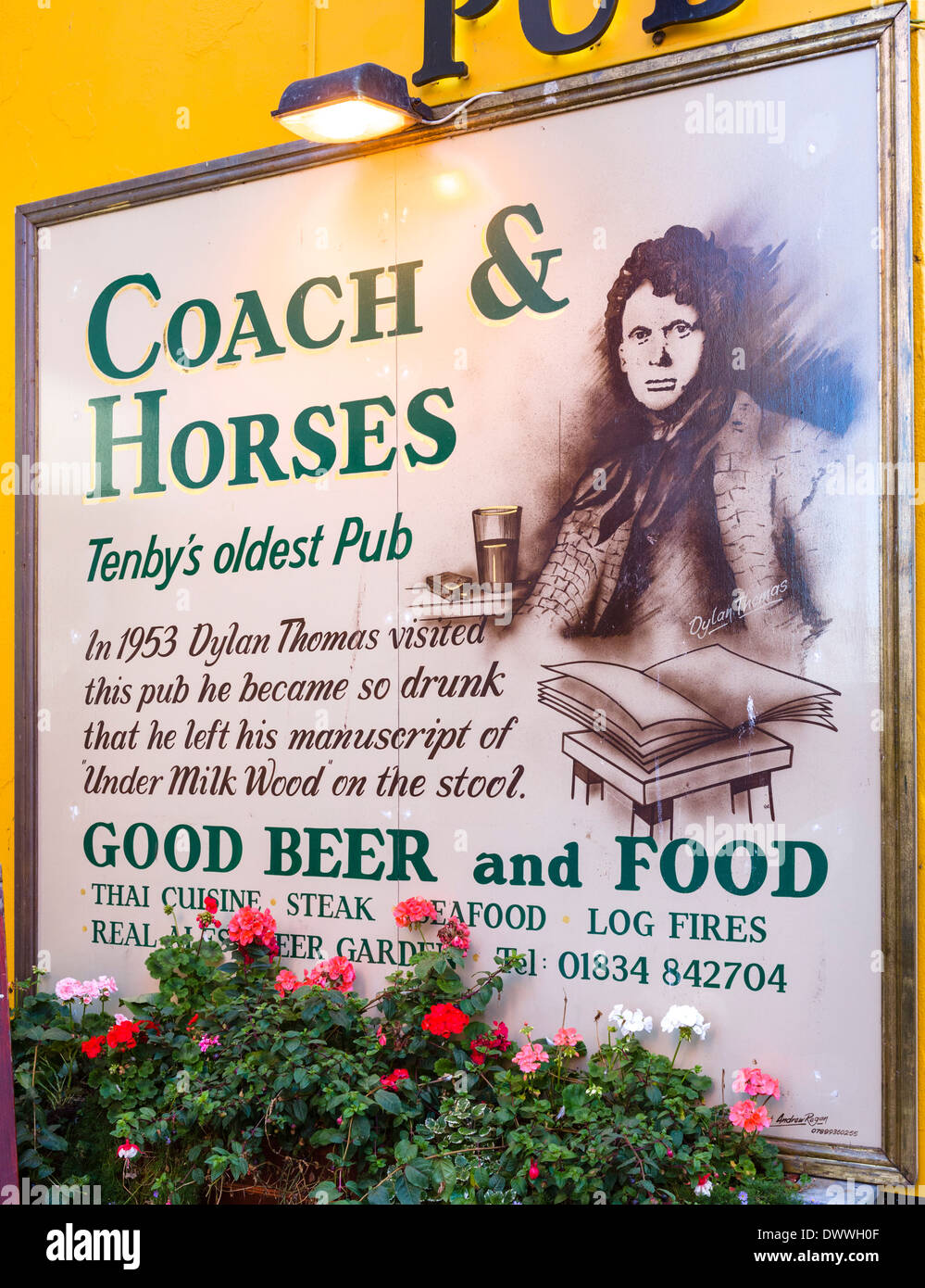 Entrenador histórico y caballos pub, donde Dylan Thomas tiene la reputación de haber dejado el manuscrito en Leche, Madera) Tenby, Wales, REINO UNIDO Foto de stock