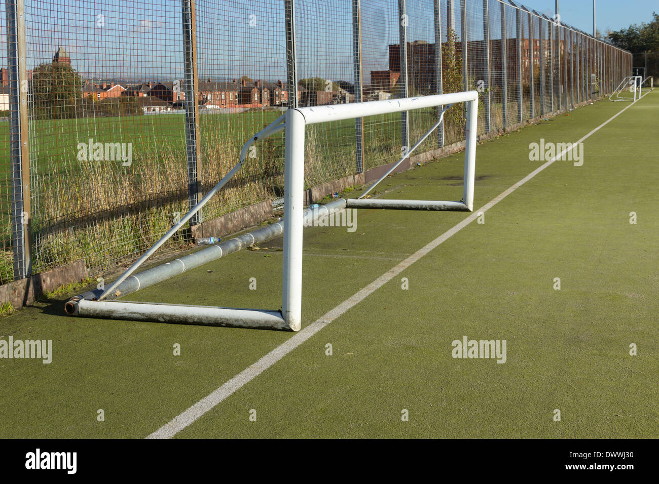 Futsal objetivo puestos en el polideportivo artificial en Harper verdes campos de juego, Farnworth, Bolon, Lancashire. Foto de stock