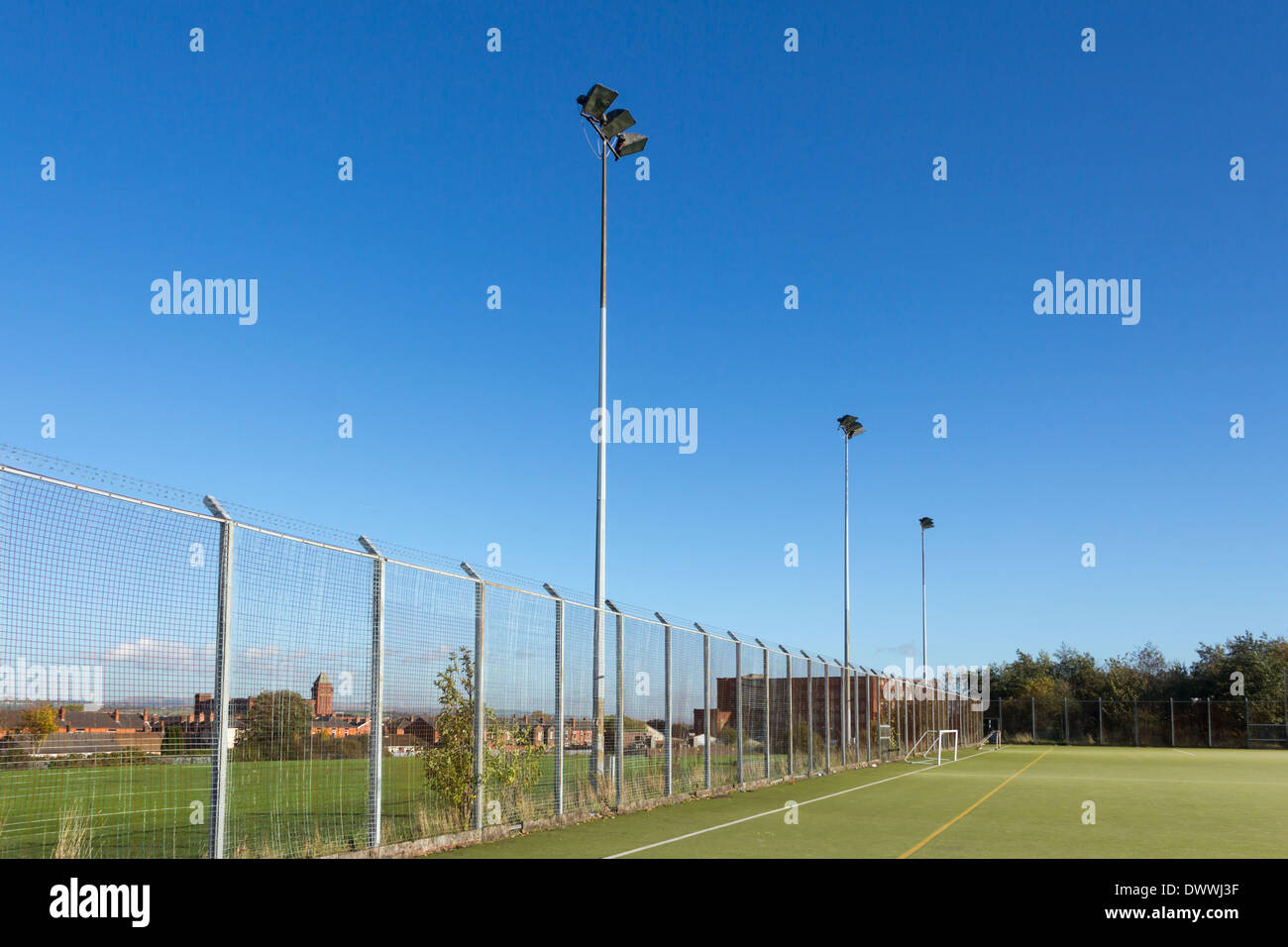 El césped artificial "en todo tiempo" el polideportivo en Harper verdes campos de juego, Farnworth, Bolon, Lancashire. Foto de stock