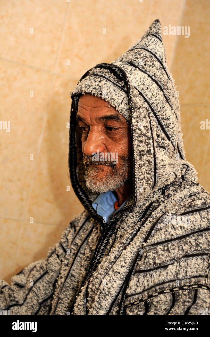 Retrato del hombre marroquí vestidos con tradicionales djellaba, Marrakech, Marruecos Foto de stock