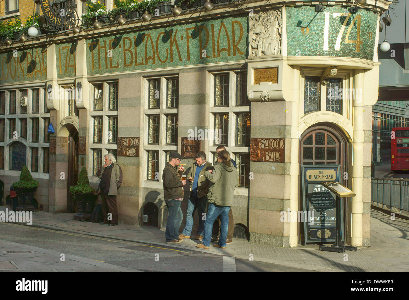 El Blackfriars pub de Londres. Las personas que beben fuera del pub Foto de stock
