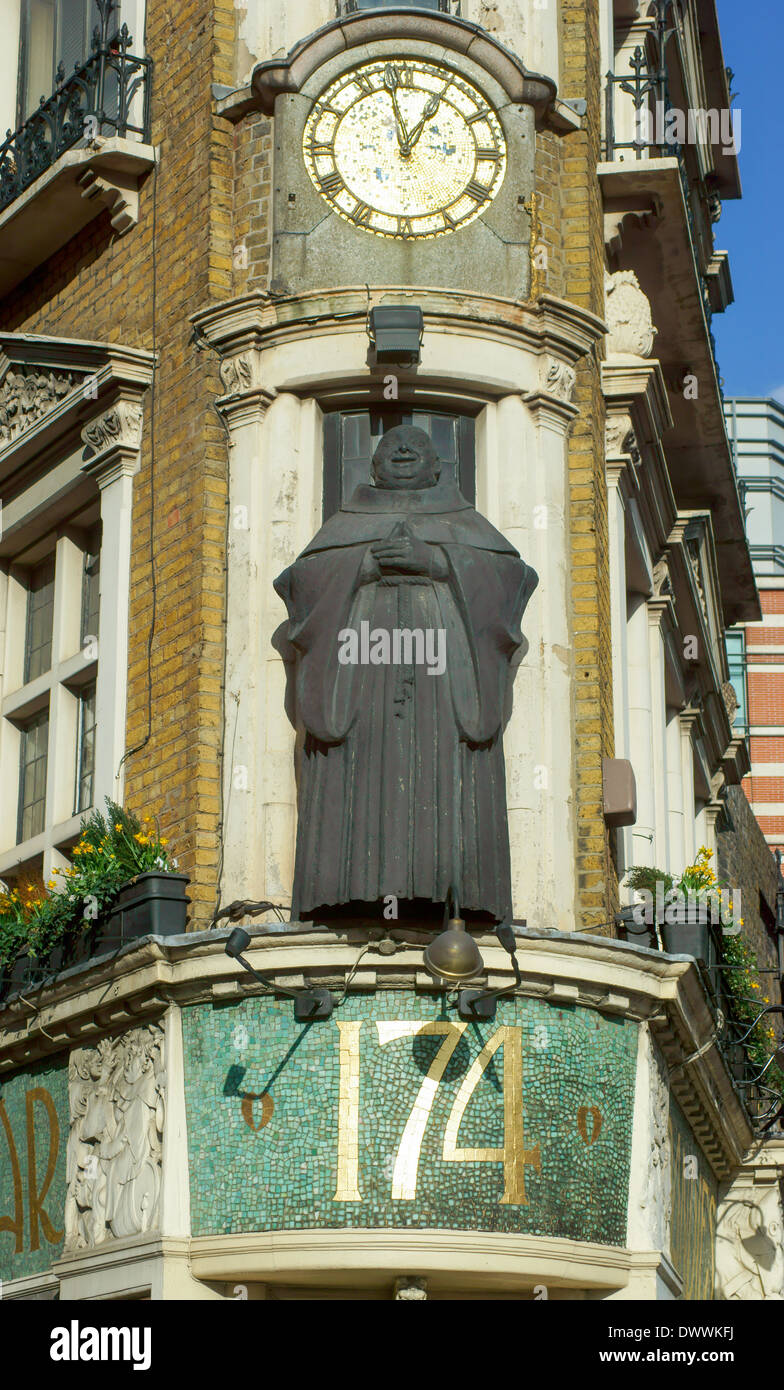 El Blackfriars pub de Londres. Estatua del Fraile negro Foto de stock