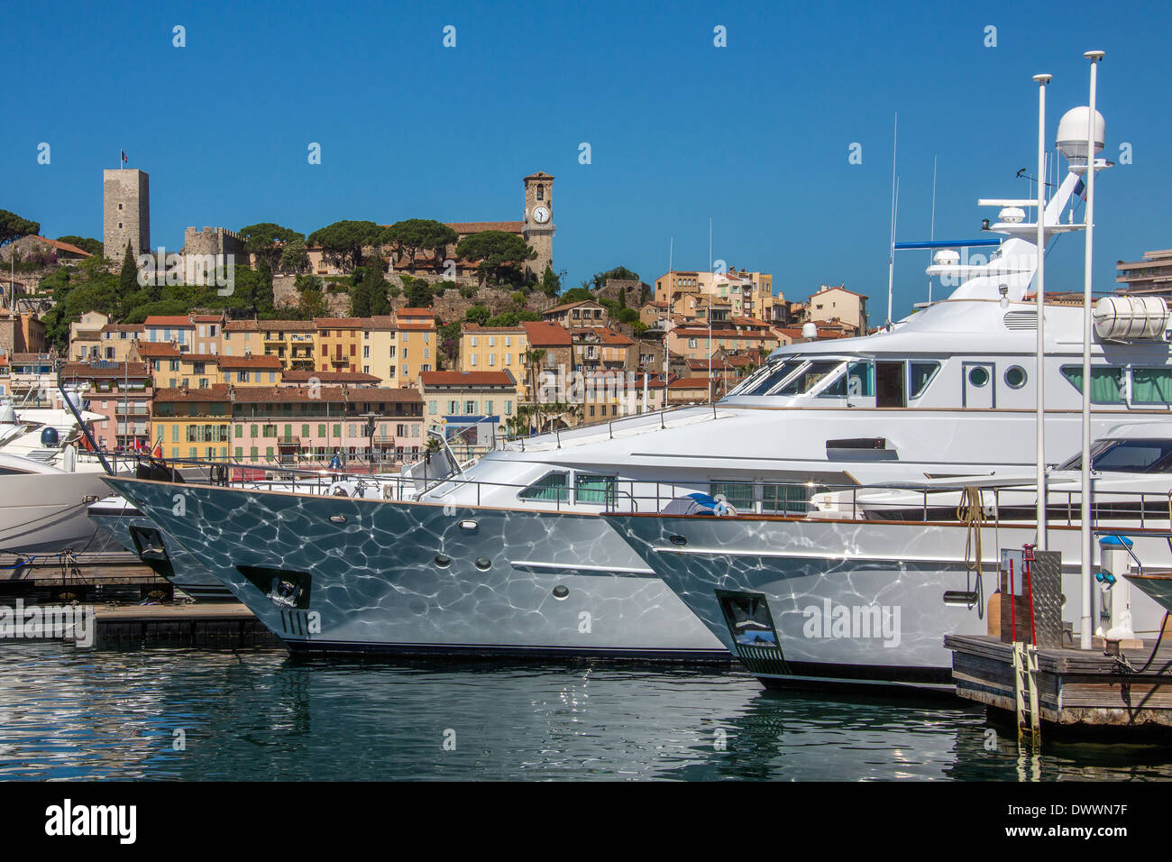 El puerto en el casco antiguo de Cannes en la Cote d'Azur, en el sur de Francia. Foto de stock