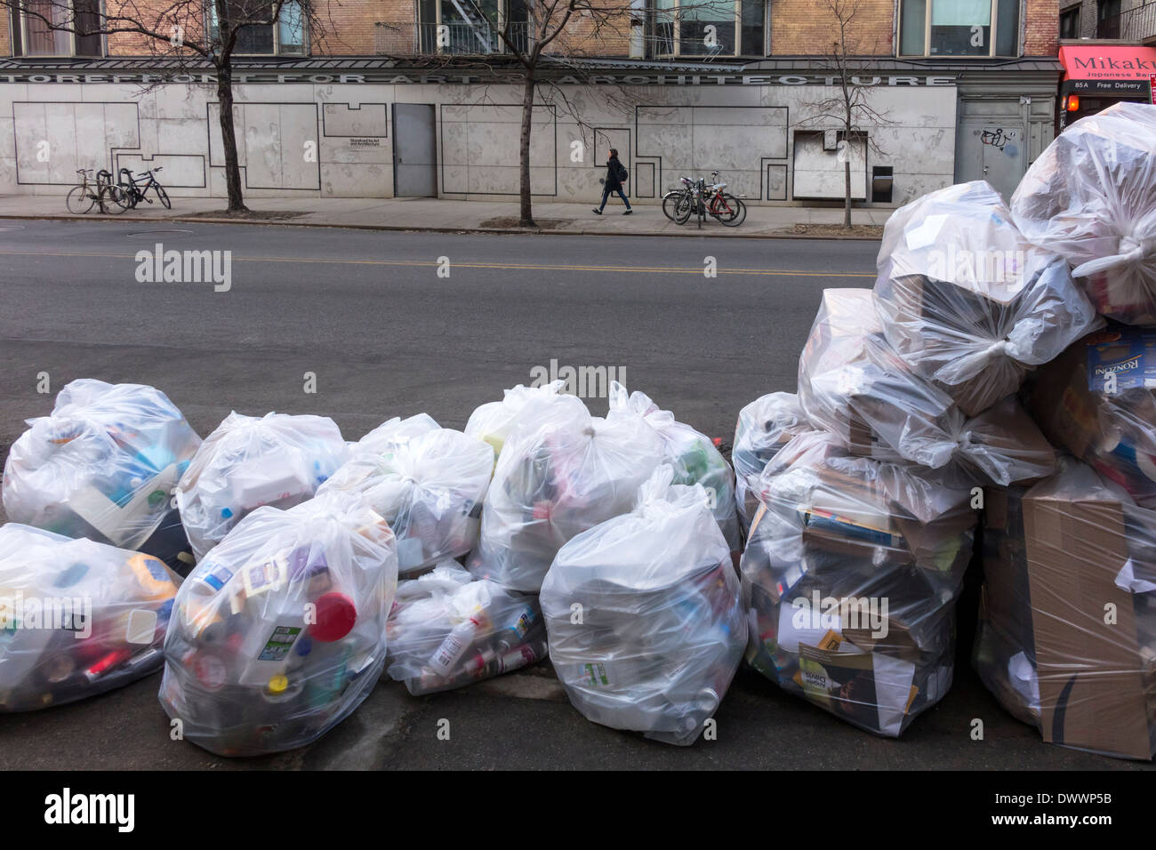 Basura reciclable en bolsas de plástico transparente en la Ciudad de Nueva  York Fotografía de stock - Alamy