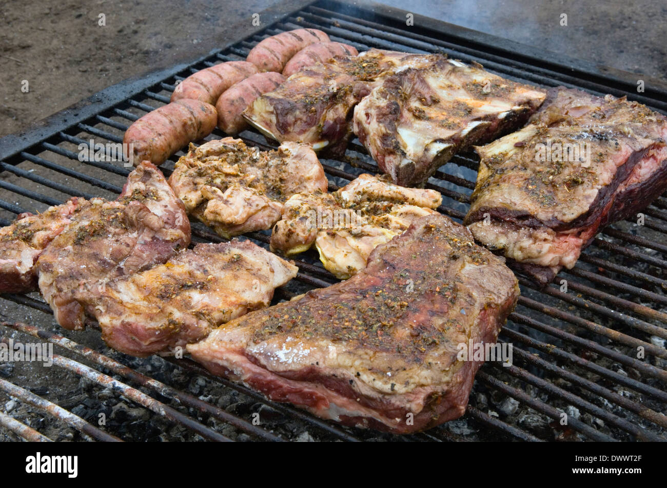 Cocinar la carne en la parrilla sobre brasas en Jacana Lodge en la provincia de Río Negro, Argentina Foto de stock