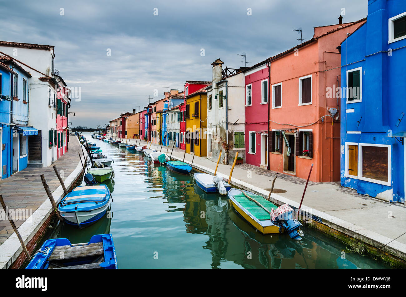 Burano, Venecia, Italia, Canal vista de Burano aldea colorida, hito de la región de Veneto. Foto de stock