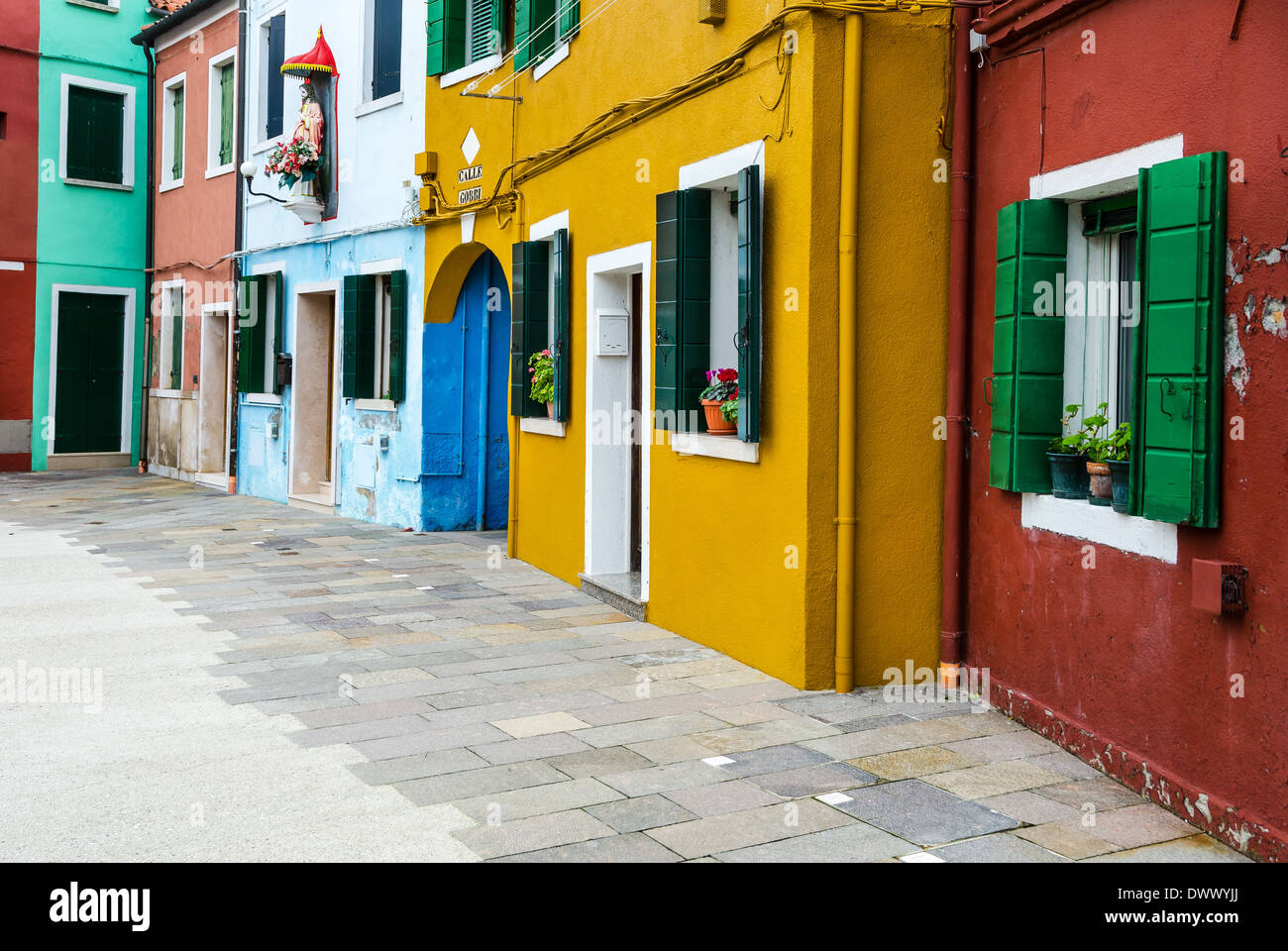 Imagen con coloridas casas en Burano, isla y emblemático de la región del Veneto, Venecia, en Italia Foto de stock