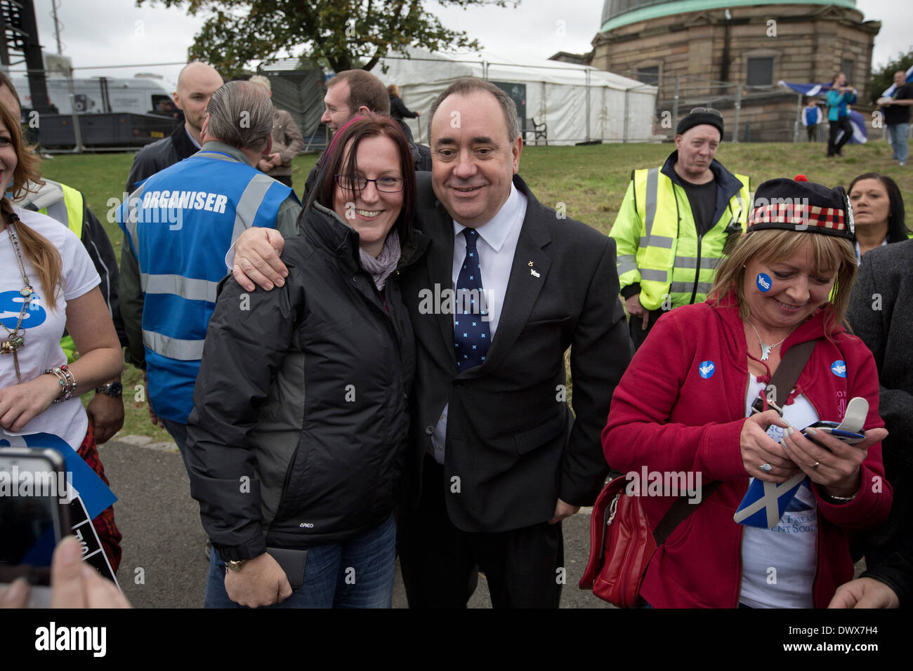 El Primer Ministro escocés Alex Salmond MSP abraza a un partidario de Calton Hill en Edimburgo, durante un pro-independencia de marzo Foto de stock