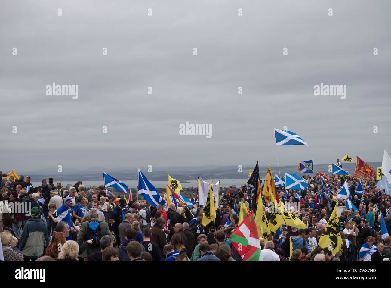 La multitud agitando banderas y escuchar discursos sobre Calton Hill en Edimburgo, durante un pro-independencia de marzo Foto de stock