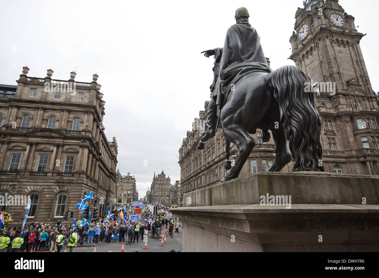 Muchedumbres marchando hacia abajo el Puente Norte pasado una estatua del Duque de Wellington durante una marcha pro-independencia en Edimburgo, Escocia Foto de stock