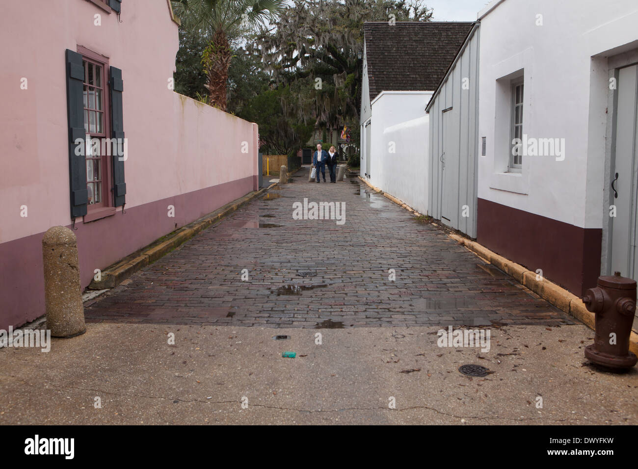 Una angosta calle adoquinada es retratada en el distrito histórico de San Agustín, Florida Foto de stock