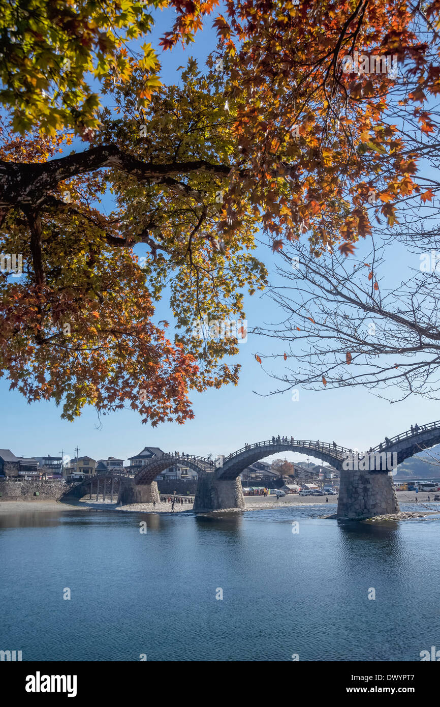 El Puente Kintai Nishiki río en Iwakuni, Prefectura de Yamaguchi, Japón Foto de stock