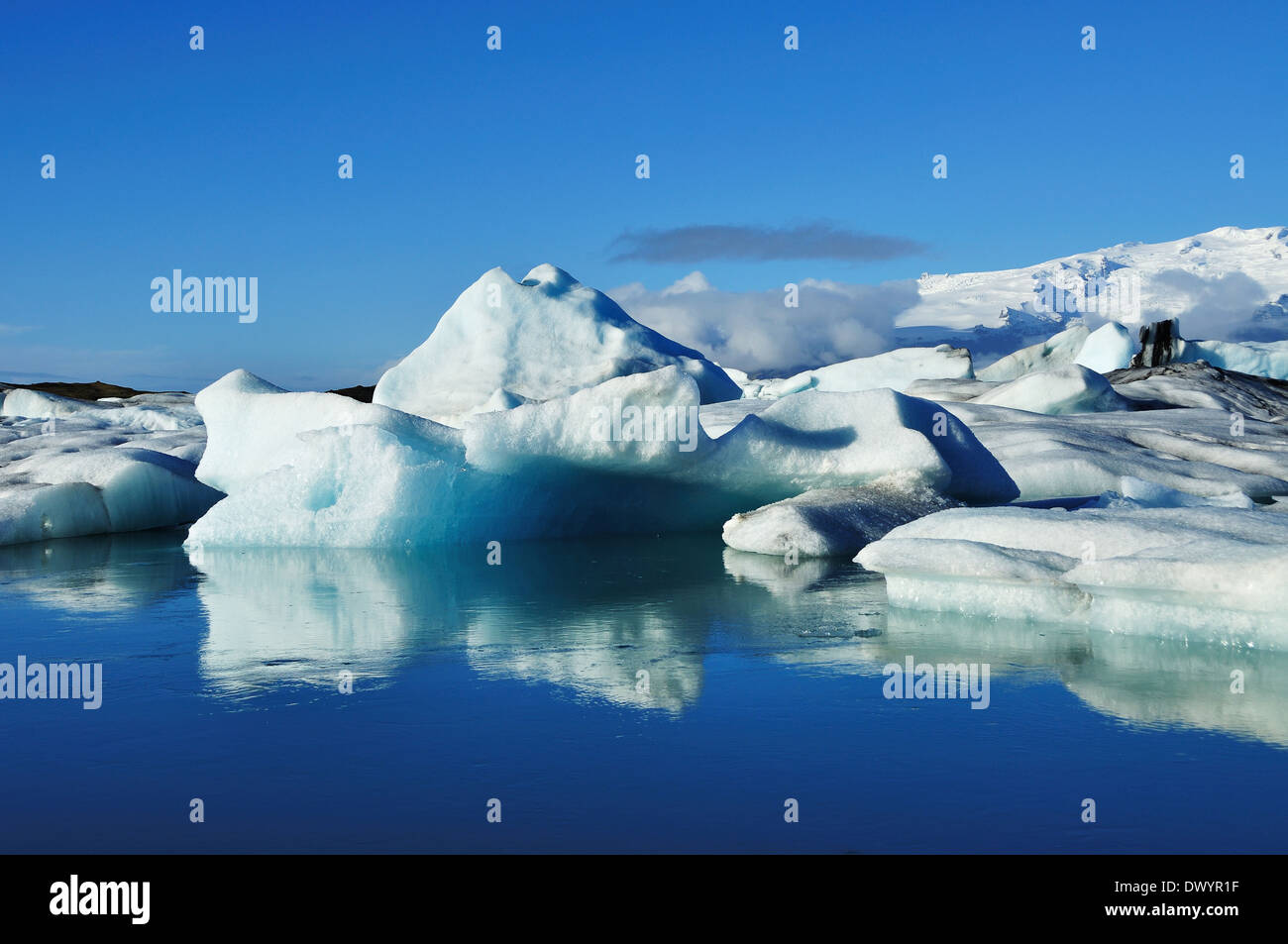 Icebergs azules flotando en el jokulsarlon lagoon en Islandia Foto de stock