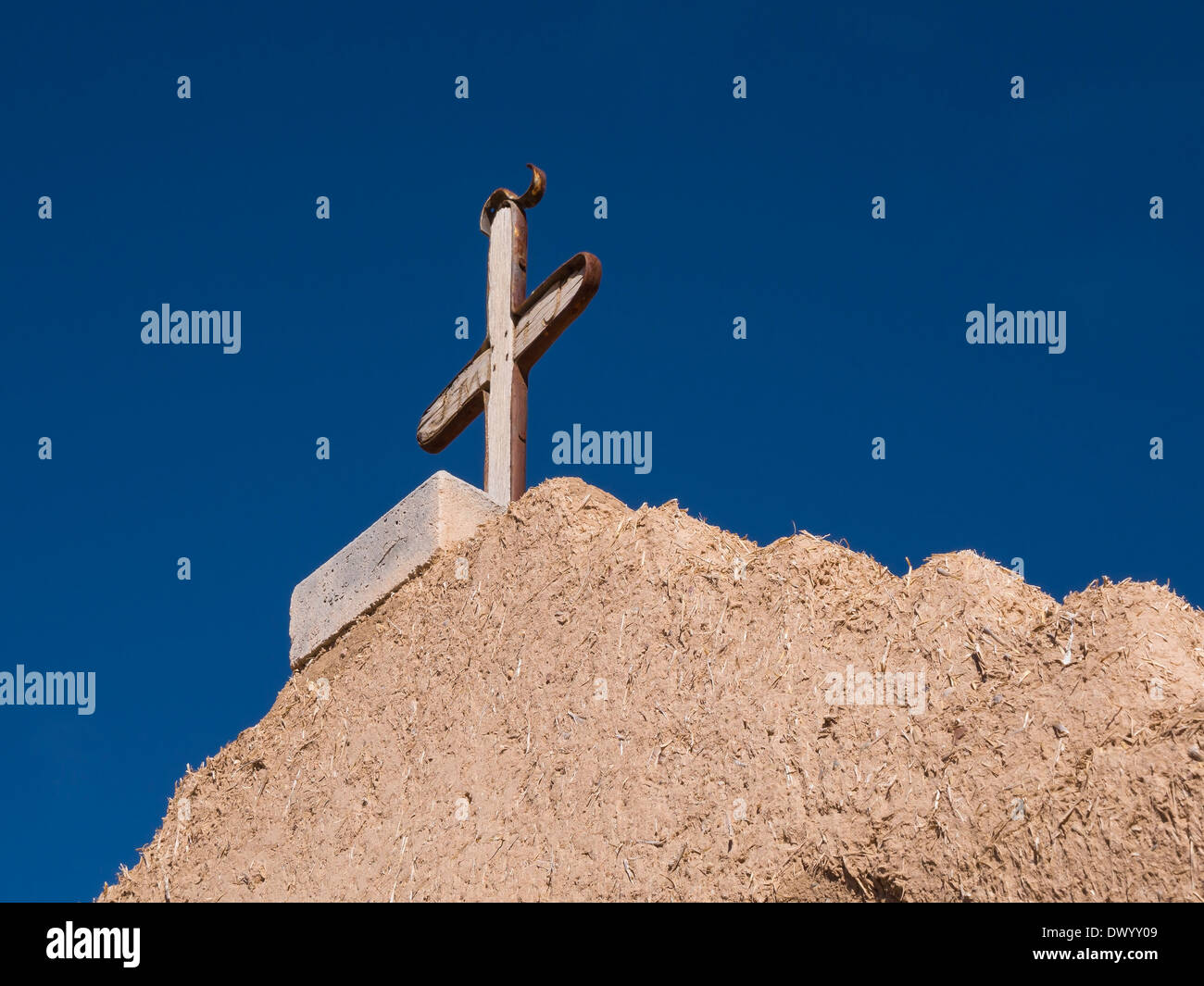 La cruz sobre el adobe tradicional iglesia católica de San José de Gracia en las trampas, Nuevo México, EE.UU. Foto de stock