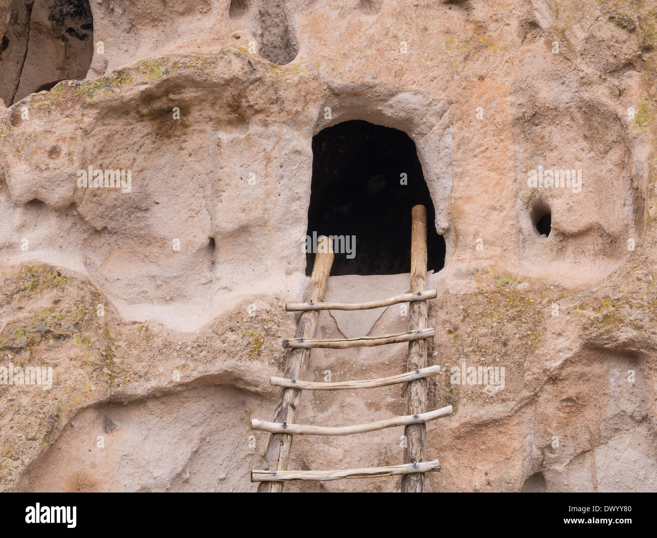 Una escalera de madera que conduce a una cueva vivienda en el Monumento Nacional Bandelier, Nuevo México, EE.UU.. Foto de stock