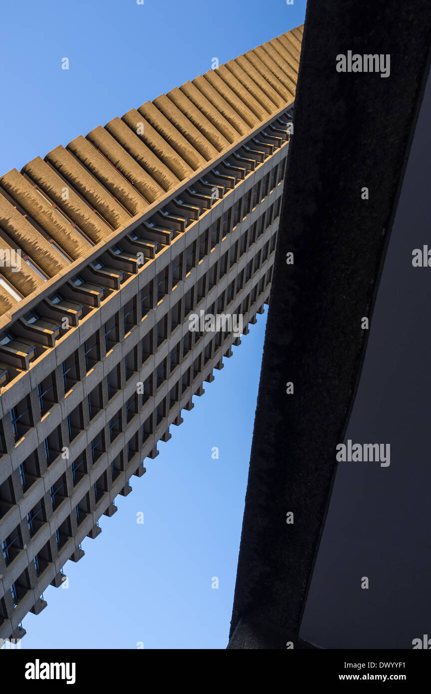 Un bloque de apartamentos de gran altura en el Barbican, Londres, Reino Unido. Foto de stock